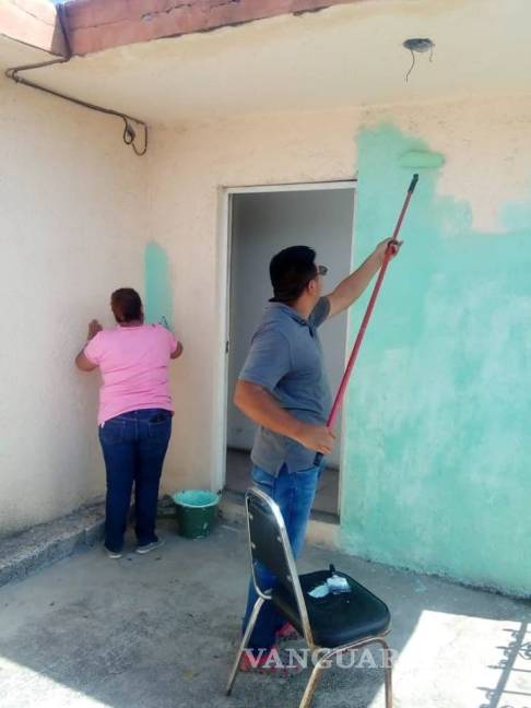 $!Padres y estudiantes rehabilitan Casa del Estudiante de Ocampo en la capital del estado