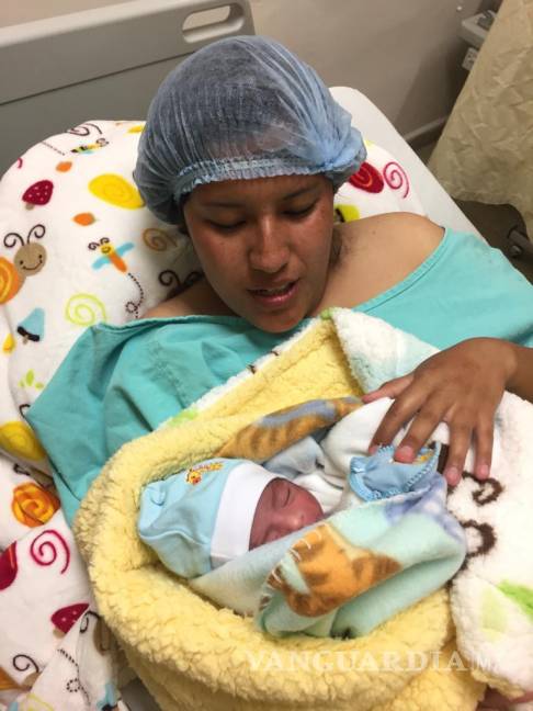 $!Manolo Jiménez visita a bebés que nacieron con el Año Nuevo en el Hospital General de Saltillo