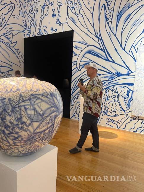 Exhibe MARCO muestra de fotografías de arreglos florales impregnados de fluidos corporales