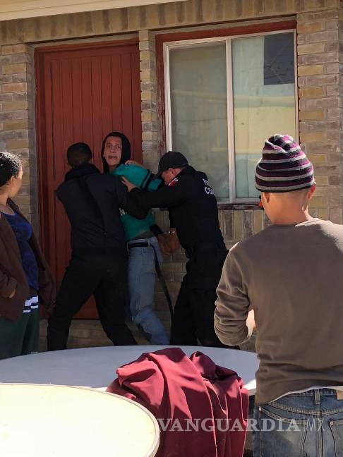 Caos en frontera de Coahuila desalojan a miembros de Derechos Humanos temporalmente de albergue migrante; rompen cerco