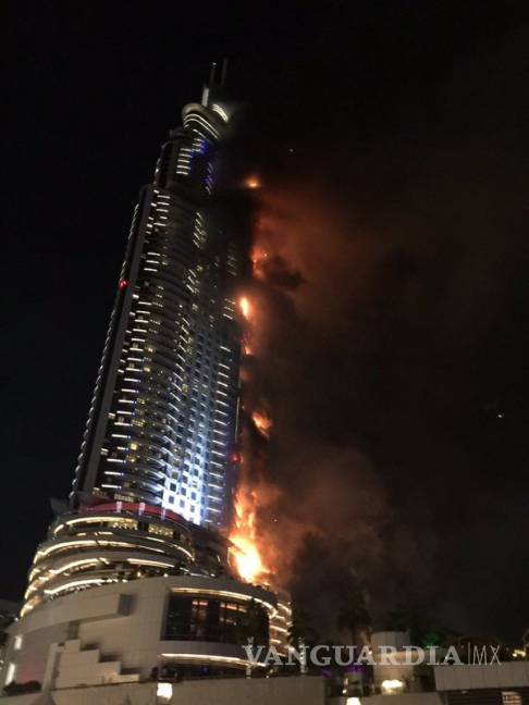 $!Un gran incendio devora un rascacielos en Dubái