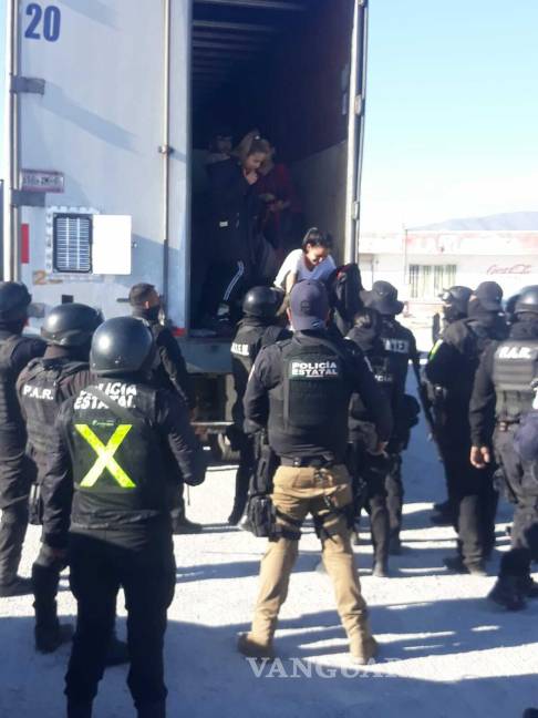 $!Detienen en Castaños otro trailer que transportaba al menos 70 migrantes hacia EU