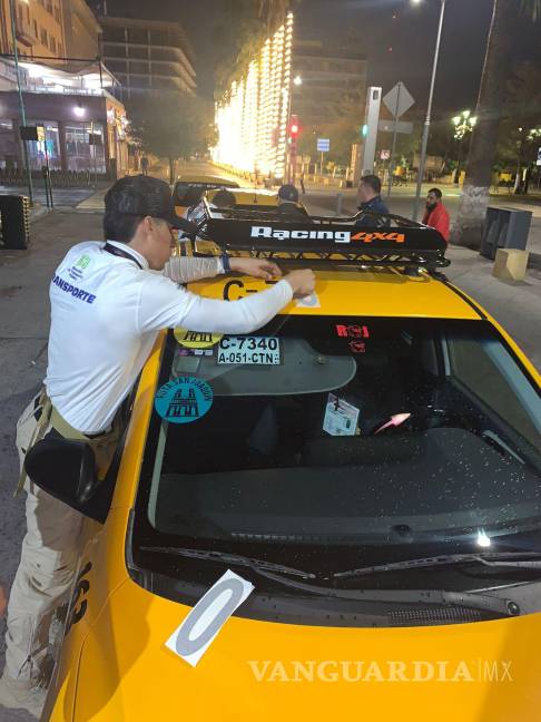 $!Operadores con chaleco reflejante atienden a usuarios en áreas delimitadas del Centro.