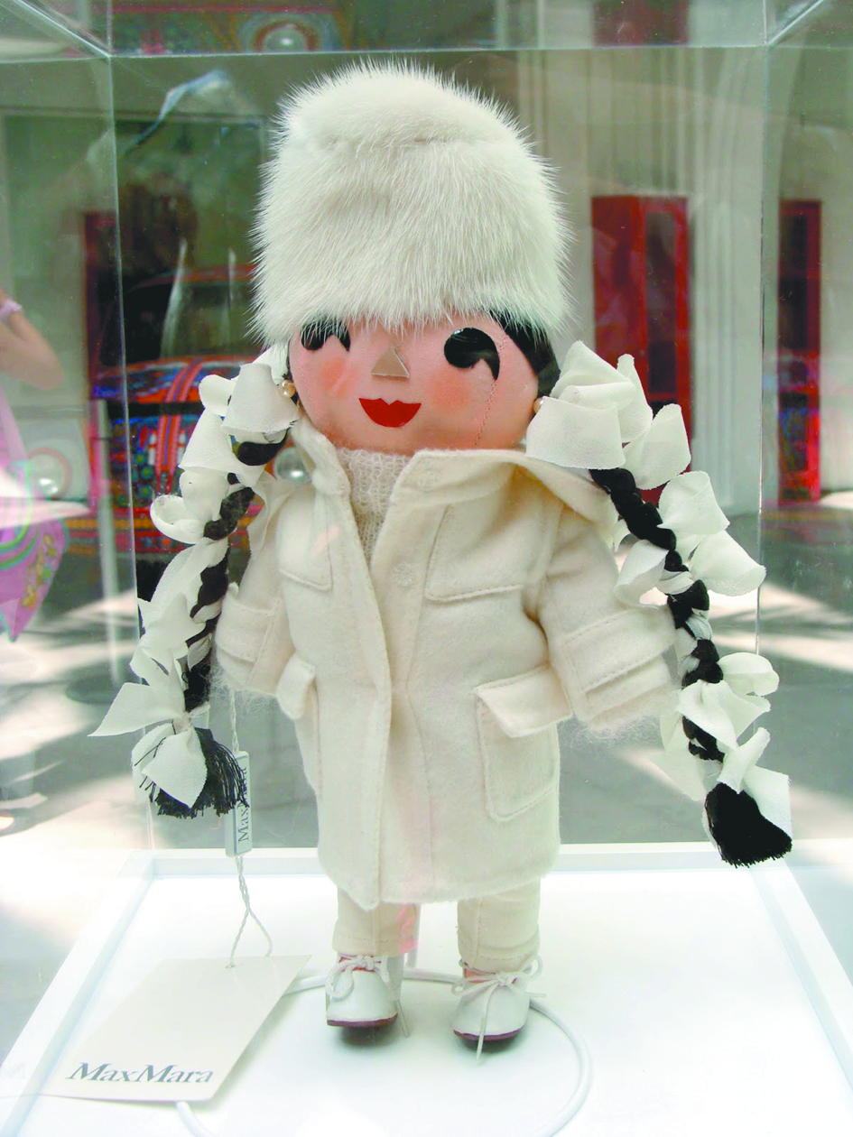 $!Diseñadores visten a la muñeca mazahua