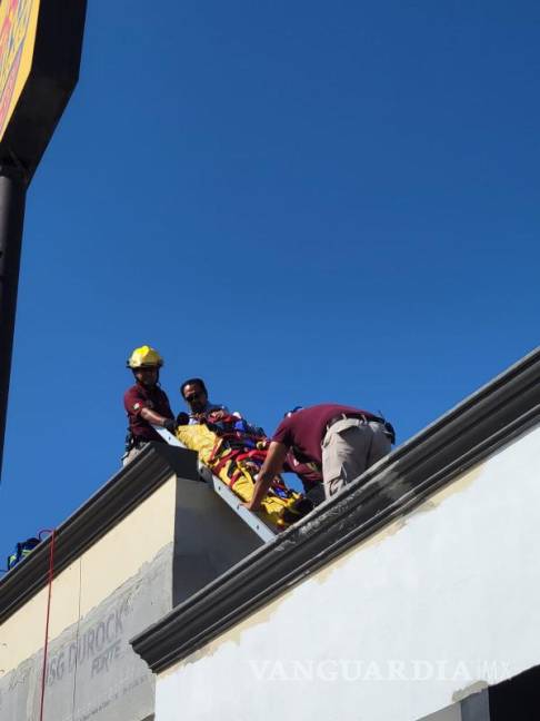 $!El joven sufrió severas quemaduras, por la descarga eléctrica.