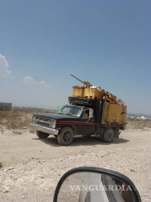 $!Camiones descargan desechos en pleno arroyo del Llano de Zapalinamé, afectando el ecosistema.