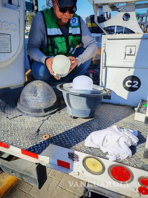 $!Las brigadas realizan supervisión, reparación y sustitución de luminarias según reportes ciudadanos y recorridos municipales.