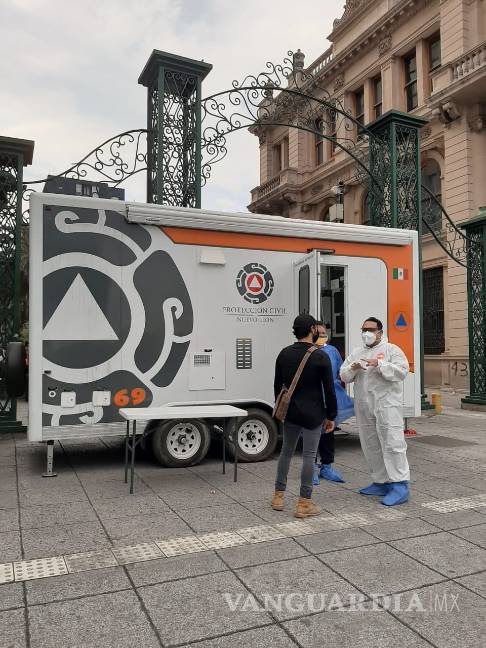 Arranca instalación de módulos 'drive thru' en Monterrey, Nuevo León, para realizar pruebas de COVID-19