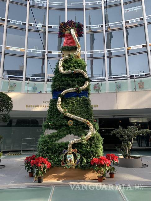 $!En el Patio del Federalismo, este martes instalaron un gran árbol de Navidad