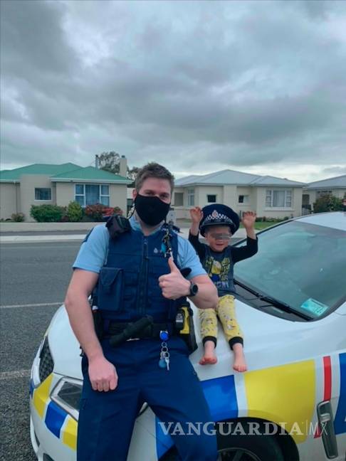 $!En esta foto divulgada por la Policía de Nueva Zelanda, un oficial identificado solo como Constable Kurt está sentado en su patrulla con un niño de 4 años que no está identificado, en la ciudad de Invercargill, en la Isla Sur, Nueva Zelanda. AP/NZ Police