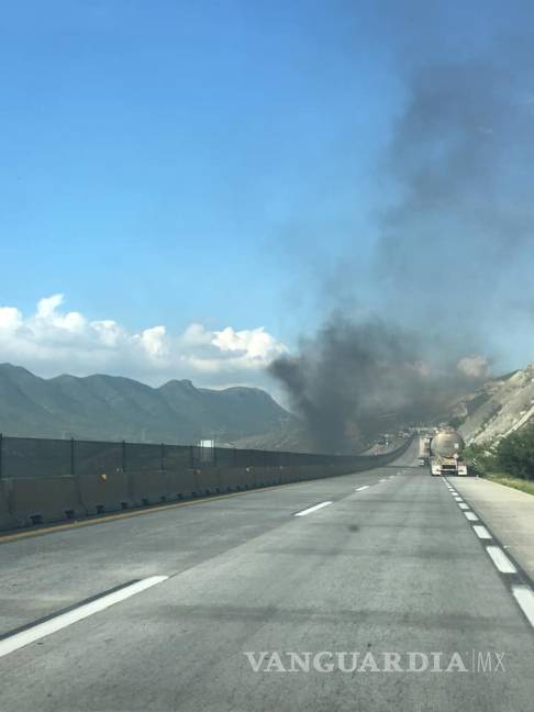$!Reportan tráfico detenido en autopista Monterrey-Saltillo por incendio de tráiler