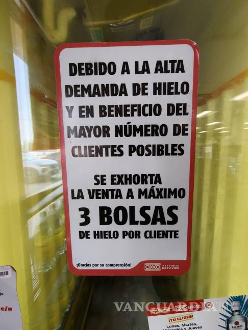 $!En Oxxo se han colocado letreros que limitan la venta a solo tres bolsas de hielo por cliente.
