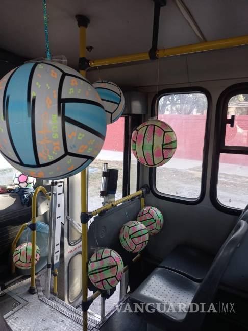 $!El autobús adornado con balones multicolores, una iniciativa del conductor, para alegrar a los pequeños pasajeros.