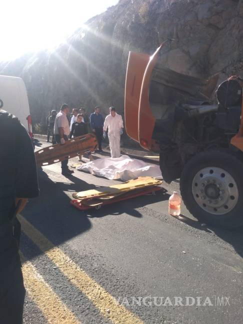 $!Seis muertos y 21 lesionados en choque de autobús y camión en la carretera Durango - Mazatlán