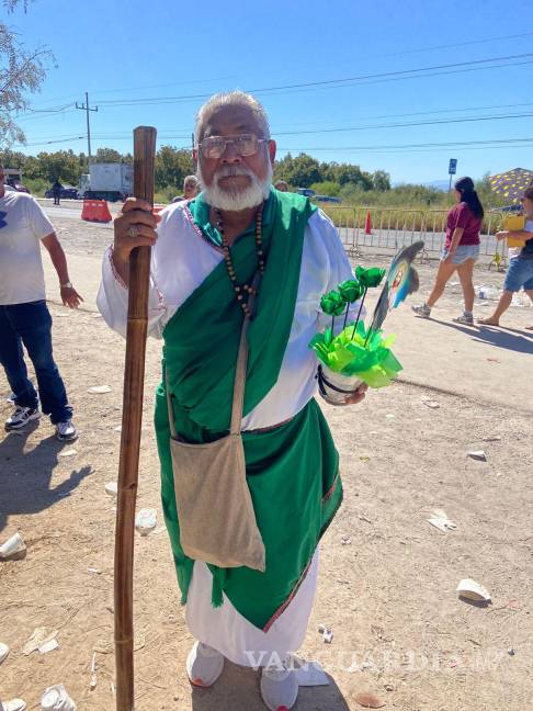 $!“Esto lo hago con amor y devoción”, dice Arturo Carrizales, quien cada año realiza el recorrido hasta la capilla de San Judas Tadeo.