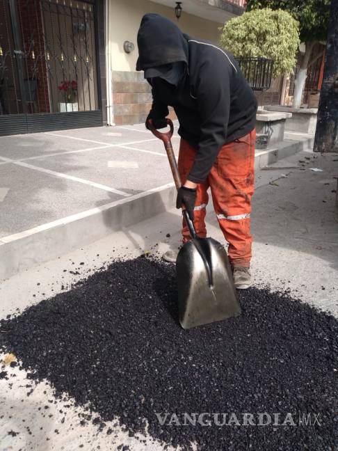$!Obras Públicas de Torreón continúa con tareas de mantenimiento vial