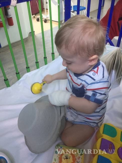 $!Conoce la historia del "niño de cristal"; un simple estornudo podría enviarlo al hospital