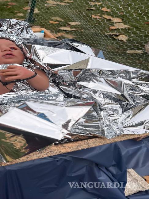 $!Un Niño Jesús en una caja con las manos atadas. Este nacimiento provocó polémica por estar inspirado en la política migratoria de Trump.