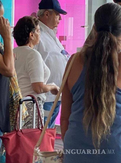 $!Increíble pero cierto: Carlos Romero Deschamps deja los lujos... ¡y viaja en avión comercial!