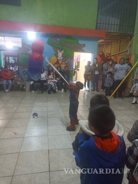 $!Santiago, el pequeño cumpleañero de cinco años, quebró su piñata acompañado delos asistentes.