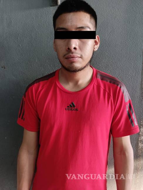 Hombre amenaza con cuchillo a su esposa embarazada; otro avienta a su pareja por las escaleras, en Nuevo León