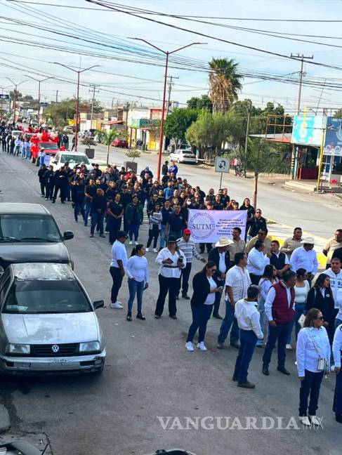 $!Elementos de Protección Civil resguardan la zona donde la pirotecnia explotó durante el desfile del 89 aniversario del municipio.