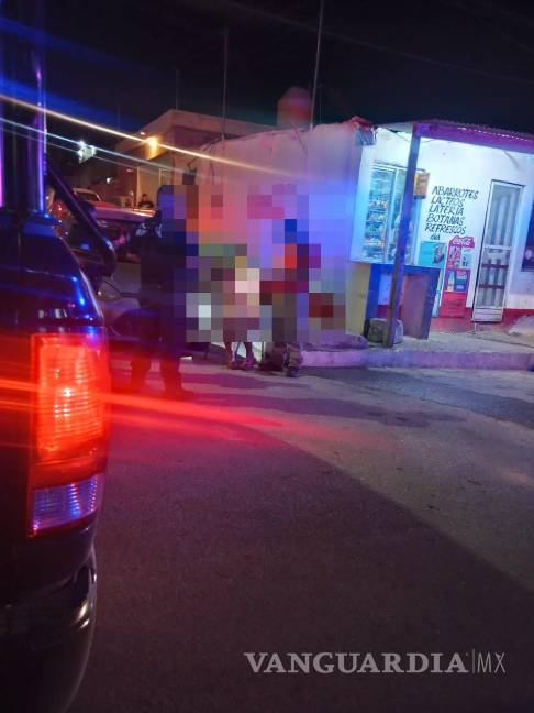 $!Vecinos de la colonia Eliseo Mendoza Berrueto ayudaron a la víctima cuando la encontraron escondida detrás de un vehículo, alertando a las autoridades.