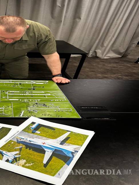 $!Vasyl Malyuk, jefe del Servicio de Seguridad de Ucrania, estudia fotos y mapas de ubicaciones estratégicas rusas en su despacho en Ucrania.
