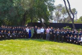 El alcalde José María Fraustro Siller felicitó a las mujeres policías de Saltillo por el Día de la Madre.