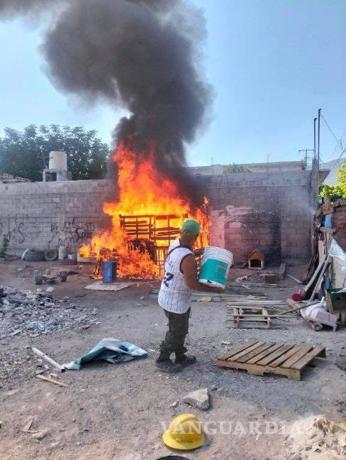 Internan a menor de edad en Saltillo por incendio que mató a dos perros y lesionó a cinco más