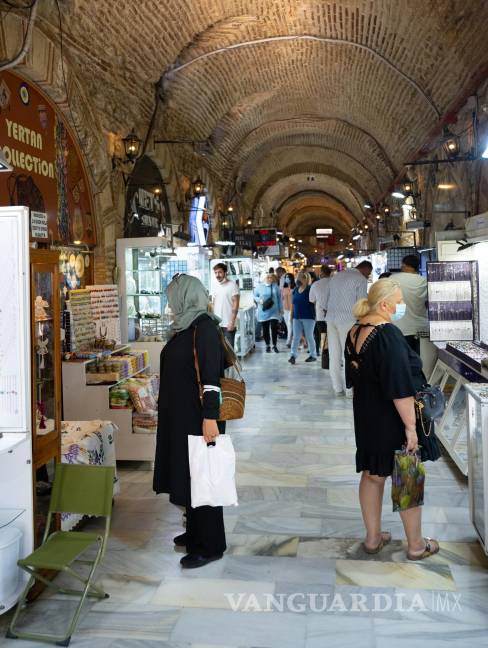 $!Kemeralti, el distrito comercial de Esmirna, acoge uno de los mayores mercados al aire libre del mundo, con unas 5,000 tiendas y puestos entre los que se suceden numerosas sinagogas sefardíes. EFE/Guillermo López