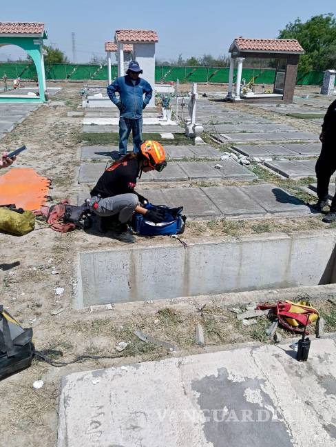 Mujer cae dos metros dentro de una tumba de panteón en Nuevo León