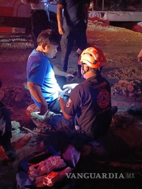 Camión de personal vuelca en Nuevo León con saldo de ocho lesionados