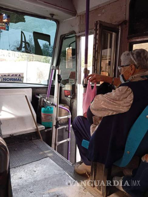 $!El chofer de la ruta 7A Andalucia mostró solidaridad al no cobrar el pasaje a dos mujeres de la tercera edad.