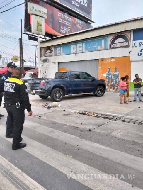 $!Elementos de Tránsito Municipal abanderaron la zona para evitar otro incidente mientras se realizaban las maniobras de atención y retiro de los vehículos.