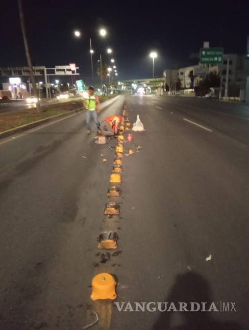 $!Elementos de Tránsito y personal municipal intervinieron para reparar los daños en las boyas, cuya instalación pretendía ordenar el flujo hacia Nazario Ortiz.