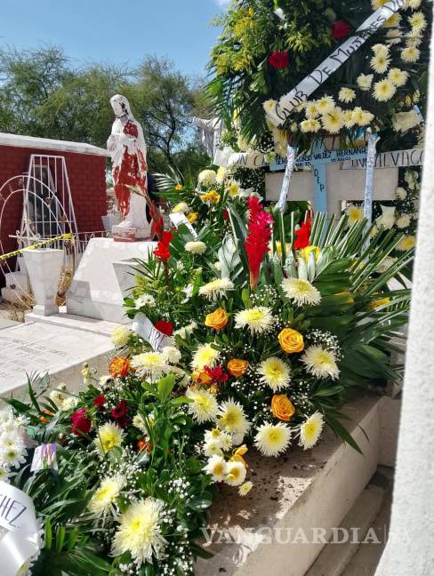 $!El féretro de “Huevito” fue sepultado en el panteón Guadalupe, acompañado de arreglos florales y muestras de cariño.