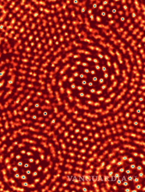 $!Imagen atómica obtenida en 2018, incluida en el Guinness World Records. Se trata de la magen pticográfica de dos láminas de bisulfuro de molibdeno, una rotada 6.8 grados con respecto a la otra, obtenida en 2018. EFE/Cornell University