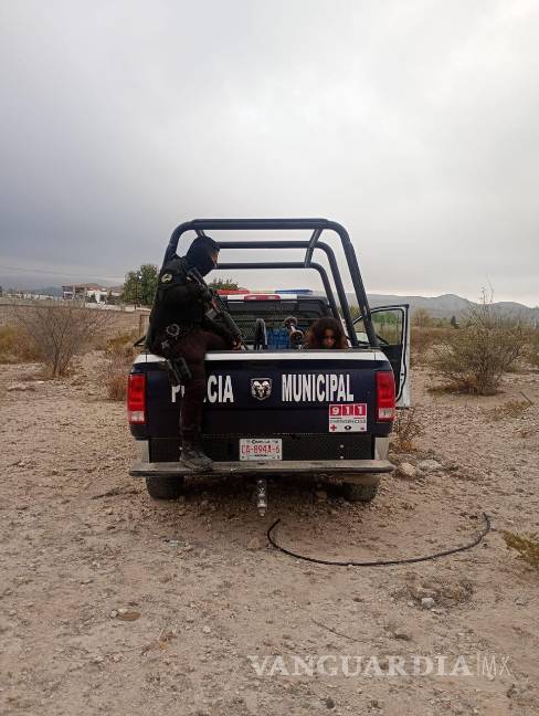 $!Elementos de seguridad privada lograron asegurar a la pareja dentro de la huerta y los entregaron a la policía municipal.