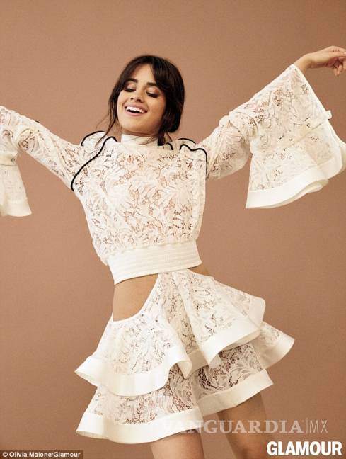 $!Camila Cabello conquista el blanco y habla sobre la belleza para la revista Glamour