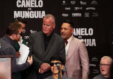 El boxeador mexicano estuvo a punto de golpear al promotor de Golden Boy Productions, tras lo dicho por el mexicoamericano.