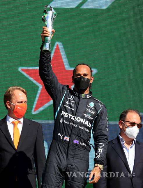 $!El británico Lewis Hamilton de Mercedes celebra al ganar el segundo lugar en el Gran Premio de Fórmula Uno de México que se realiza en el Autódromo Hermanos Rodríguez en Ciudad de México. EFE/Carlos Ramirez