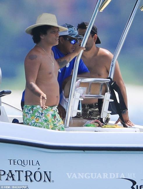 Bruno Mars luce 'barriga' al lado de su escultural novia en la riviera nayarita