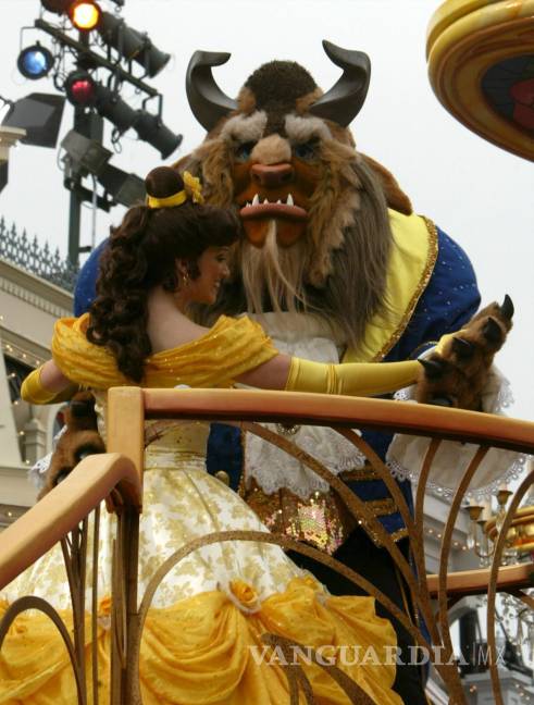 $!Los personajes de La Bella y La Bestia, bailan sobre una carroza mientras recorren la principal vía de Disneyland en Anaheim, California (EU). EFE/Armando Arorizo