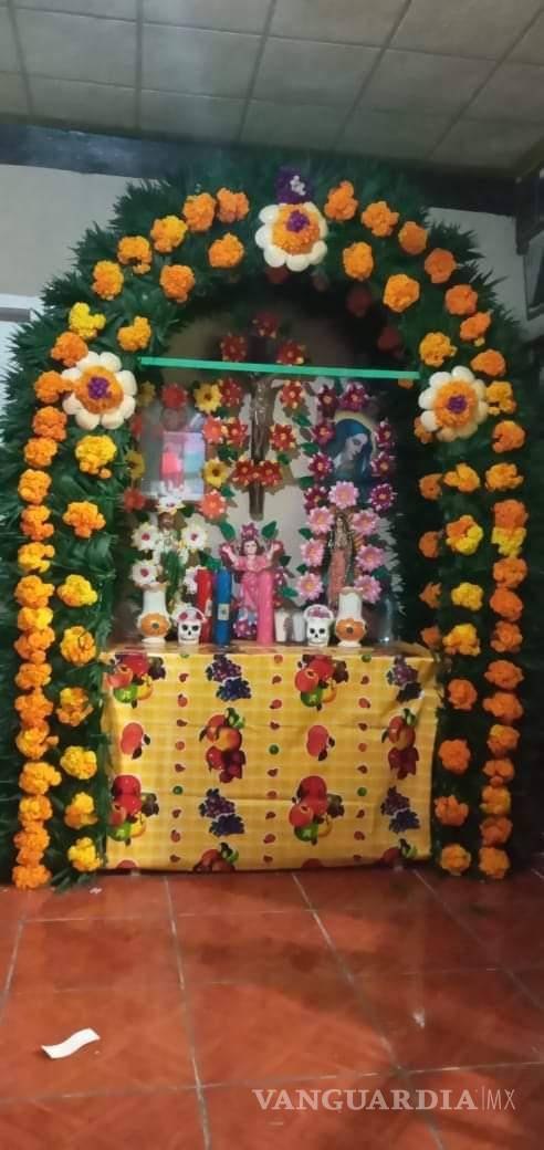 $!¿Ya viste estos altares en Saltillo? Dedicados a familiares, Walt Disney, Juan Gabriel, Cri-Cri y más (Fotos)