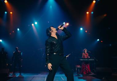 (L to R) Hugh Jackman as Mike Sardina and Kate Hudson as Claire Stengl in director Craig Brewer's SONG SUNG BLUE, a Focus Features release. Credit: Courtesy of Focus Features © 2025 All Rights Reserved.