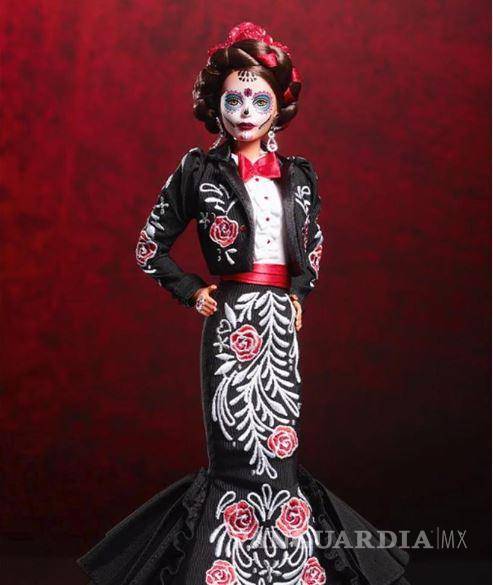 $!“Representa las tradiciones de las cuales me siento tan orgulloso como mexicano. Este traje inspirado con lo que crecí, rodeado de este folklore en Jalisco, en mi estado”, expresó Santos.