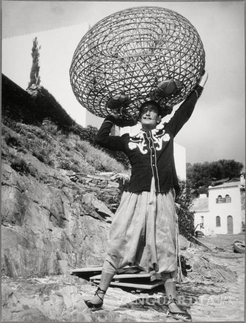 $!Salvador Dalí porta en su cabeza una de las nasa de pescador de Cadaqués que le sirvieron como inspiración para el diseño de la lámpara que el artista diseñó para el decorador francés Jean-Michel Frank que se subastará en París el próximo 24 de noviembre. EFE/Arte Artcurial
