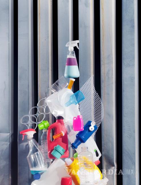 $!Artículos y recipientes de plástico en un estudio en Nueva York.