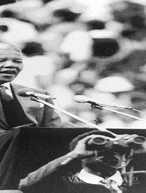 $!13/02/90. Nelson Mandela es saludado por 100,000 personas en el estadio de Soweto días después de su liberación, tras 27 años de encarcelamiento.